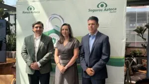 Representantes de Banco Azteca y Seguros Azteca durante la presentación de protección contra fraudes digitales.