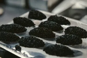 El precio del caviar cambia ante una mayor producción y la llegada de nuevas marcas al mercado de productos de lujo.