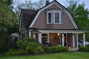 Mercado inmobiliario de Estados Unidos con más viviendas disponibles, tasas hipotecarias elevadas y menor demanda de compradores.