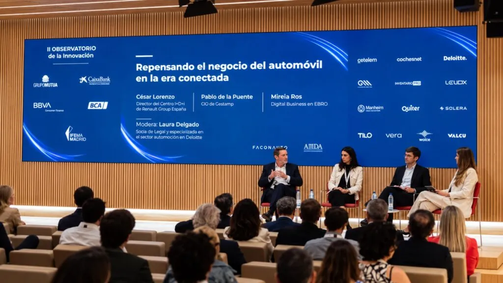 Automóvil conectado con tecnología digital, software y nuevos servicios para la industria automotriz