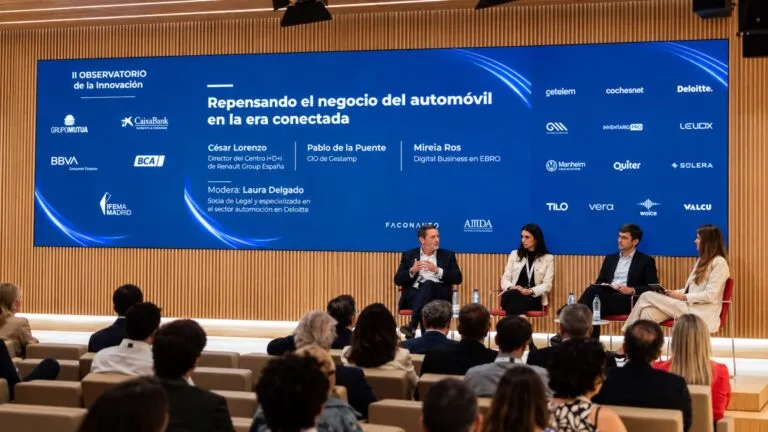 Automóvil conectado con tecnología digital, software y nuevos servicios para la industria automotriz