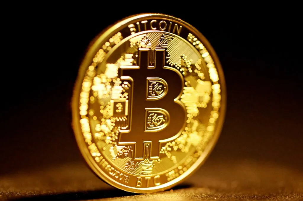 El mercado de criptomonedas enfrenta tasas elevadas y menor apetito por activos de riesgo ante las decisiones de los bancos centrales.