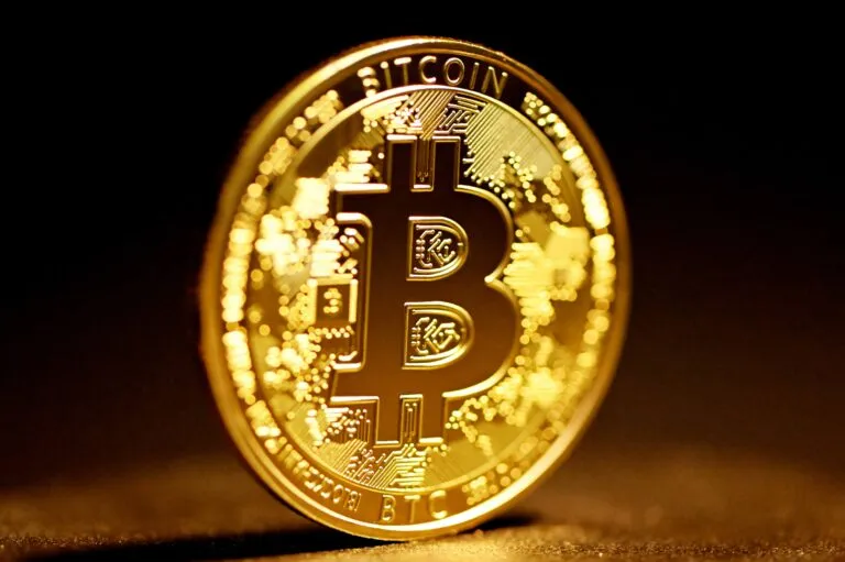 El mercado de criptomonedas enfrenta tasas elevadas y menor apetito por activos de riesgo ante las decisiones de los bancos centrales.