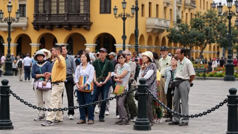 Viajeros asiáticos recorren un destino cultural mexicano mientras elementos de gastronomía, arquitectura y transporte aéreo completan la escena.
