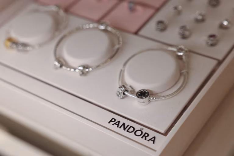 Pandora busca reducir su dependencia comercial de brazaletes y charms mediante nuevas categorías de joyería.