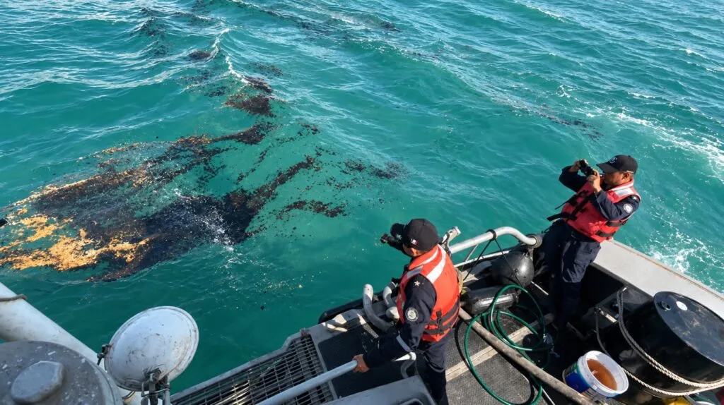 Pemex controla una fuga de hidrocarburos en Ek Balam mientras embarcaciones supervisan el ducto marino afectado.