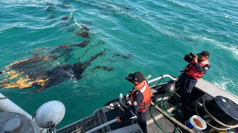 Pemex controla una fuga de hidrocarburos en Ek Balam mientras embarcaciones supervisan el ducto marino afectado.