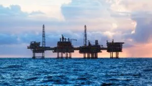 Petroleras aumentan sus ganancias ante la crisis de Ormuz, el encarecimiento del crudo y los márgenes récord de refino