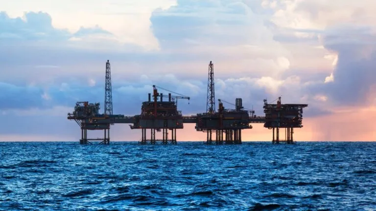 Petroleras aumentan sus ganancias ante la crisis de Ormuz, el encarecimiento del crudo y los márgenes récord de refino