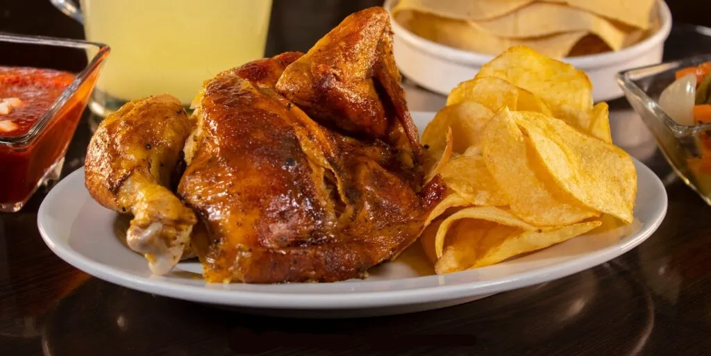 Pollos Río cumple 80 años de historia alrededor del negocio familiar del pollo rostizado a la leña.