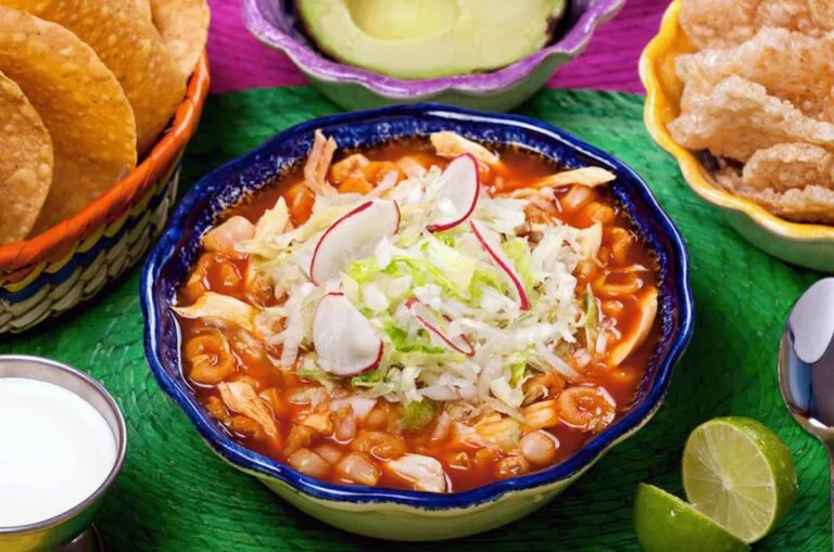 El pozole impulsa durante septiembre la venta de carne, maíz, verduras y otros productos relacionados con las Fiestas Patrias.