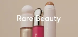 Rare Beauty amplía su negocio de maquillaje hacia fragancias y nuevas categorías dentro del mercado internacional de belleza.