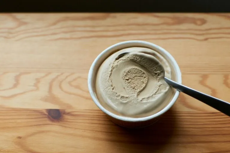 Retiro de postre helado por la posible presencia de piedras pequeñas en inclusiones de nuez de la India.
