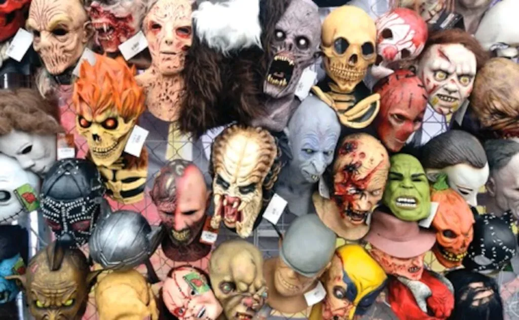 Ventas por Halloween impulsan la actividad comercial de negocios que ofrecen máscaras, disfraces y accesorios para celebraciones.