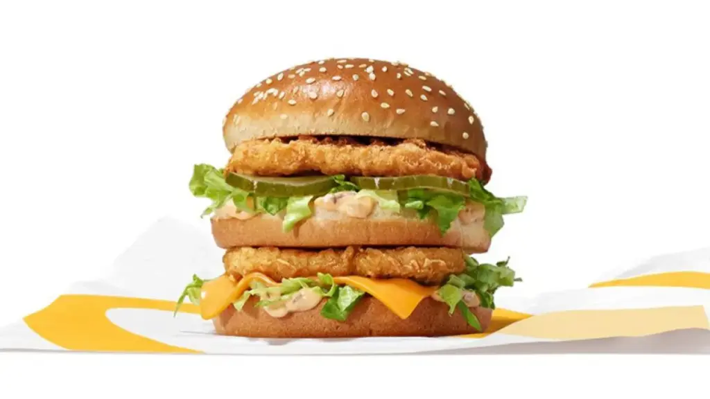 Big Mac en primer plano sobre una mesa de restaurante, acompañado de papas y bebida, con una composición editorial enfocada en el producto.