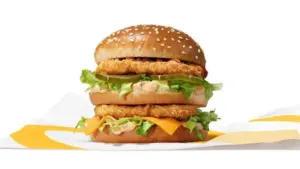 Big Mac en primer plano sobre una mesa de restaurante, acompañado de papas y bebida, con una composición editorial enfocada en el producto.