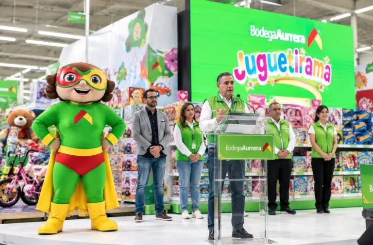 Bodega Aurrera amplía su oferta de juguetes con muñecas, juegos y productos infantiles para impulsar las ventas navideñas.