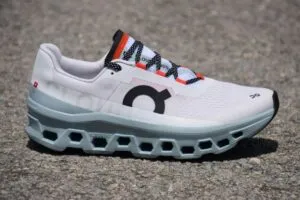 campaña de On con sus tenis Cloud y estética premium/deportiva.