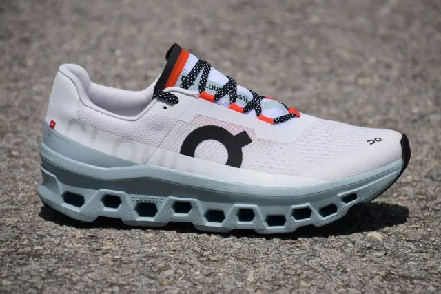 campaña de On con sus tenis Cloud y estética premium/deportiva.