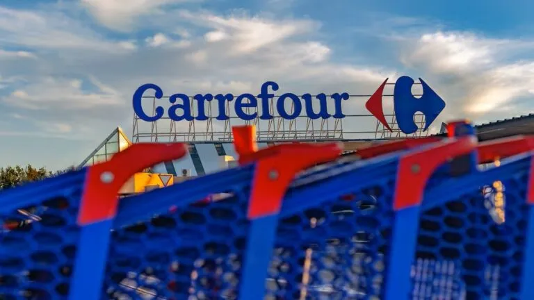 Carrefour registra pérdidas millonarias en Bolsa por los disturbios en Francia y el deterioro de sus perspectivas financieras.
