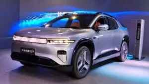Changan Automobile presenta vehículos eléctricos e híbridos durante el Salón del Automóvil de París 2026.