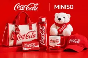 Miniso y Coca-Cola impulsan productos coleccionables mediante una nueva estrategia comercial