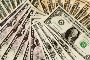 Dólar en México mantiene una cotización cercana a 18 pesos mientras los bancos ofrecen diferentes precios de compra y venta.
