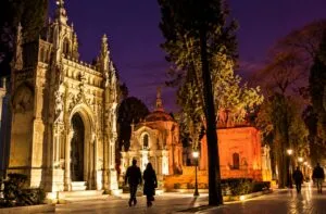 Recorridos nocturnos en el Cementerio de Mendoza durante octubre como parte de las actividades culturales cercanas a Halloween.