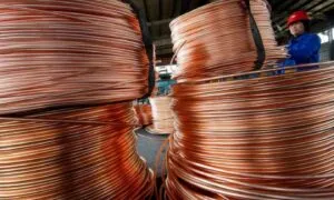 Láminas y rollos de cobre utilizados en la industria mientras el precio internacional del metal registra un importante crecimiento.
