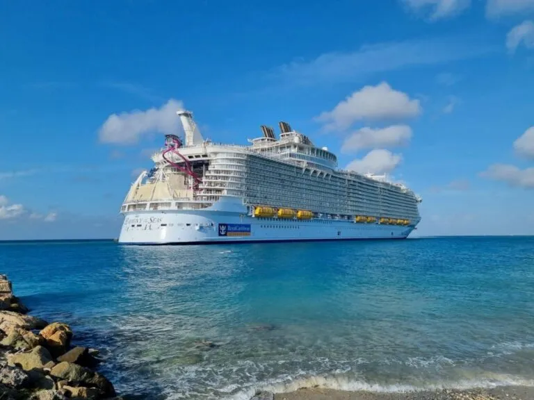 Zona turística de Aruba con hoteles frente al mar, representando el crecimiento del turismo y sus desafíos económicos.