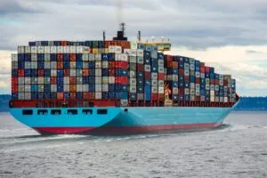 Contenedores y buques de carga en un puerto comercial que representan el crecimiento histórico de las exportaciones de México en 2026.