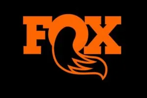 Ventas de Fox Factory enfrentan presión mientras la compañía cambia de CEO y reduce sus previsiones financieras.