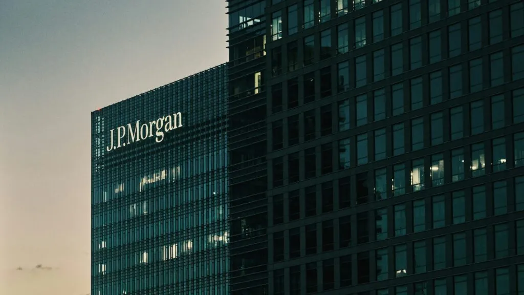 JP Morgan analiza el riesgo de deuda y favorece la inversión en acciones frente a los bonos ante las perspectivas económicas.