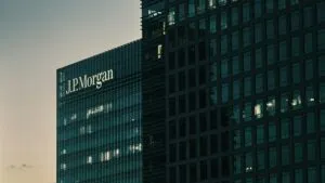 JP Morgan analiza el riesgo de deuda y favorece la inversión en acciones frente a los bonos ante las perspectivas económicas.