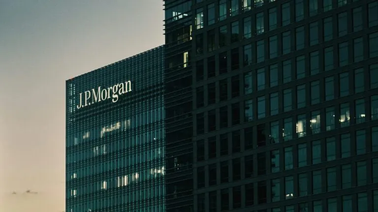 JP Morgan analiza el riesgo de deuda y favorece la inversión en acciones frente a los bonos ante las perspectivas económicas.