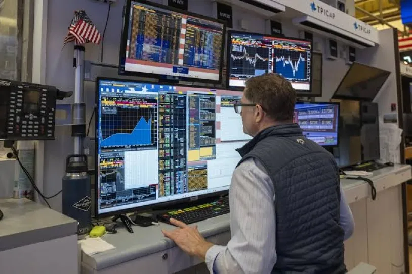 Pantallas con gráficos financieros que representan la relación entre los rendimientos de los bonos estadounidenses y el comportamiento de las bolsas de valores.