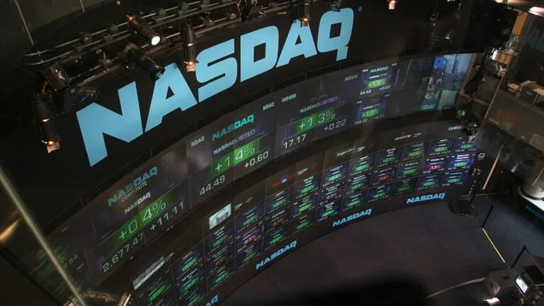 Nasdaq acumula fuertes pérdidas bursátiles por las dudas sobre el gasto en inteligencia artificial y el endeudamiento de las tecnológicas.