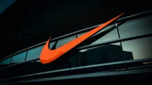 Nike prepara nuevos recortes de empleo y reorganiza sus operaciones tras registrar una caída de ventas y beneficios