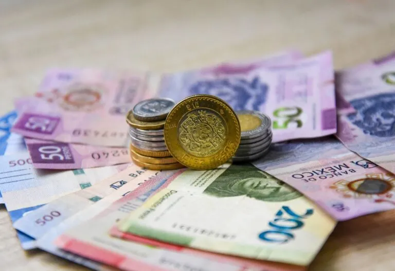 Peso mexicano mantiene la confianza de los mercados mientras Banxico considera normales los recientes movimientos frente al dólar.