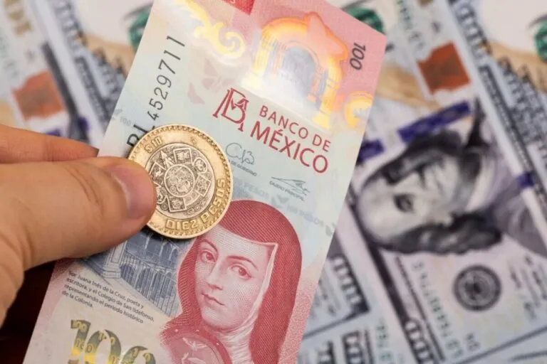 El peso mexicano frente al dólar registra una fuerte caída y alcanza su nivel más débil en casi un año.