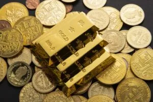 Moneda mexicana de centenario de oro que representa la reciente disminución de su precio en el mercado nacional.