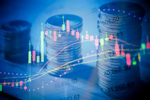 Computadora con gráficas de probabilidades financieras que representa el funcionamiento de los mercados de predicción.