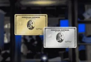 Tarjeta metálica plateada junto a una terminal de pago sobre una mesa.