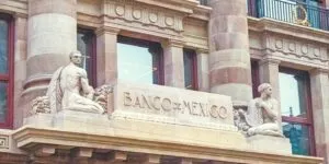 Recorte de Banxico podría modificar el valor del peso mexicano y los costos en dólares de startups y empresas tecnológicas.