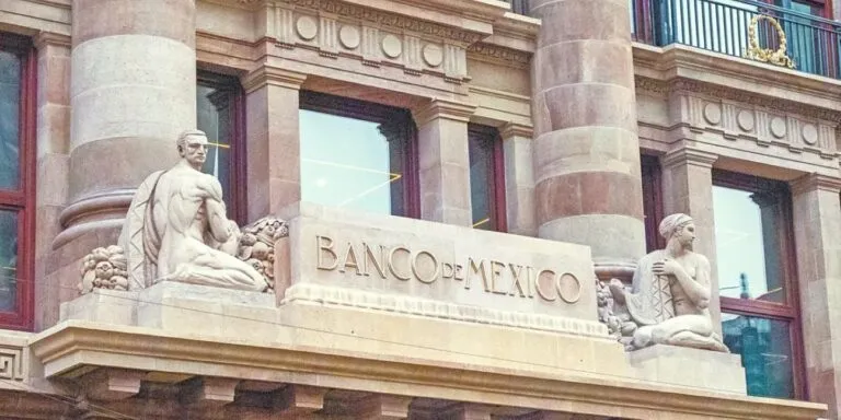 Recorte de Banxico podría modificar el valor del peso mexicano y los costos en dólares de startups y empresas tecnológicas.