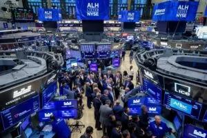 Wall Street registra ganancias mientras bajan los precios del petróleo y las acciones tecnológicas mantienen el interés del mercado.