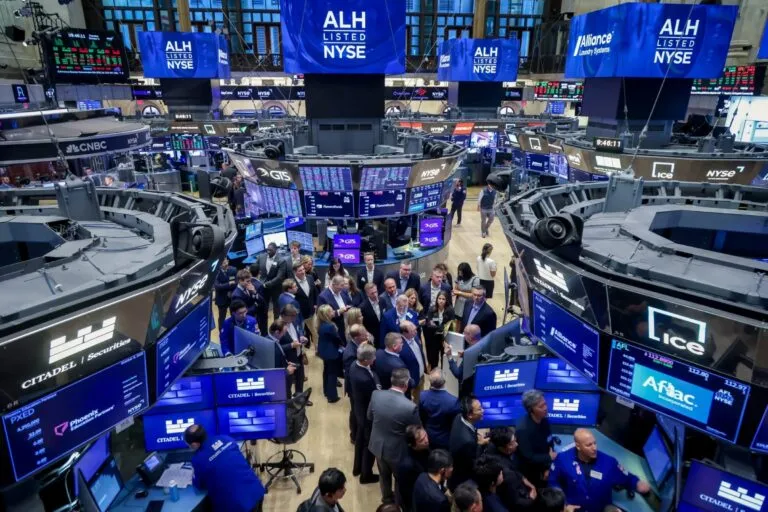 Wall Street registra ganancias mientras bajan los precios del petróleo y las acciones tecnológicas mantienen el interés del mercado.